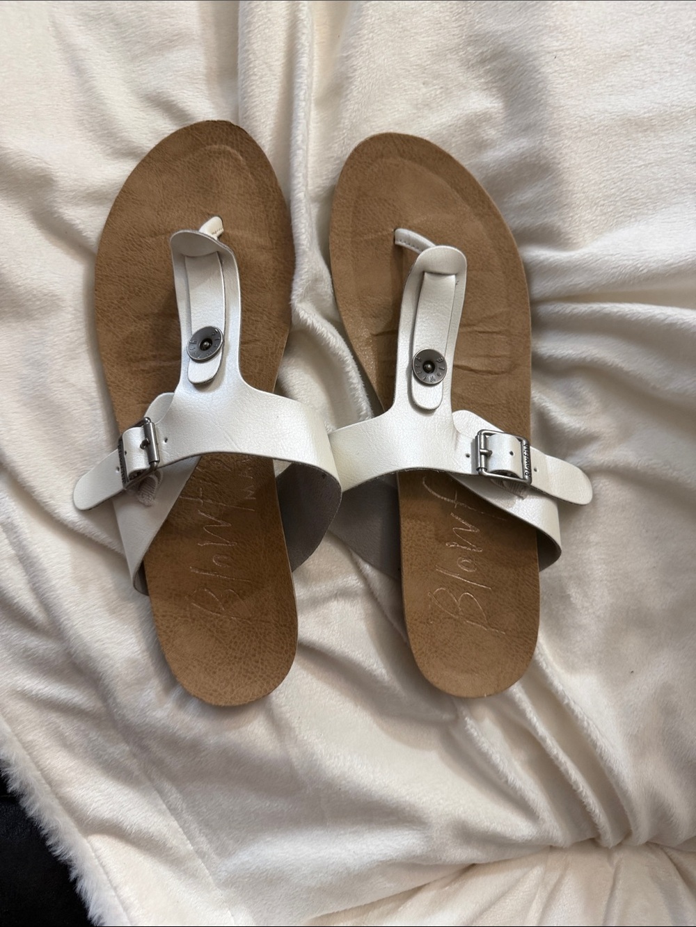White Buckle Toe-Post Sandals with Cognac Footbed